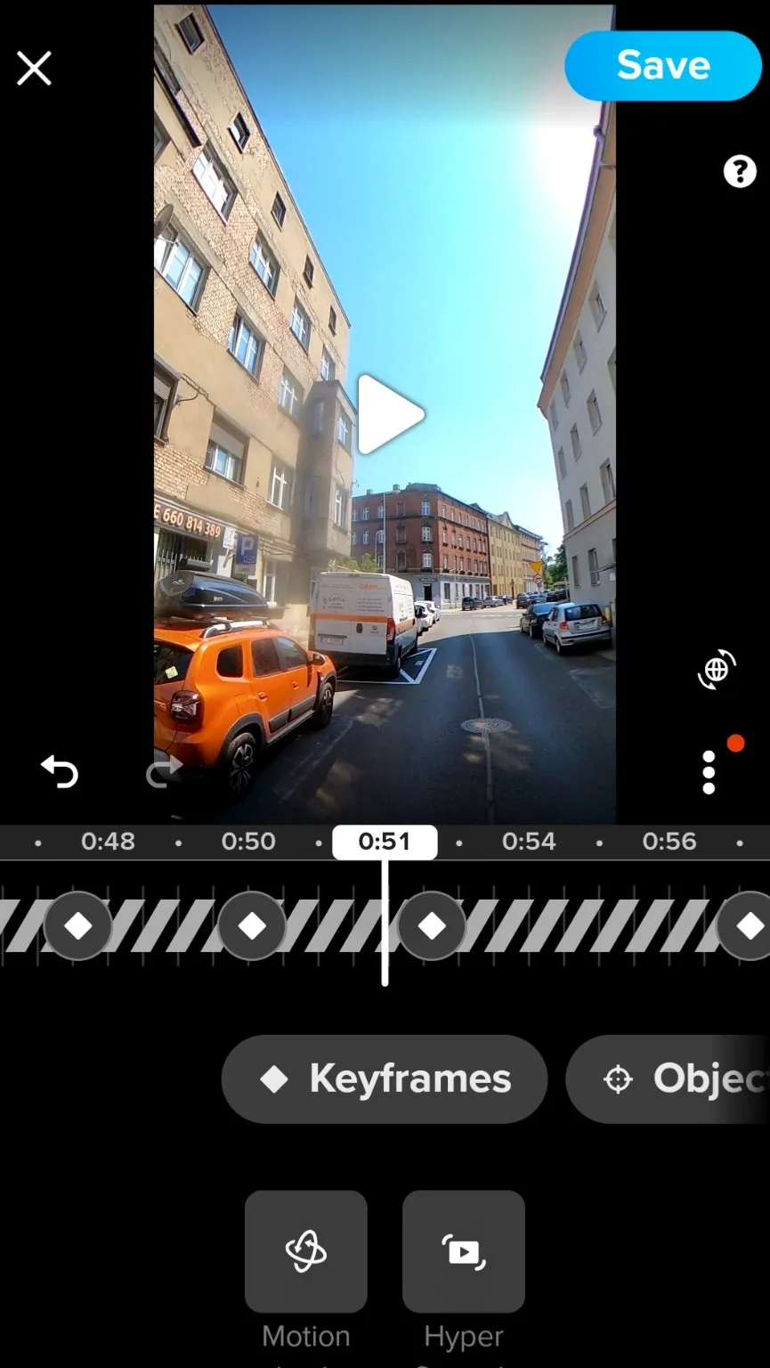 Montaż filmu na komputerze z wieloma ujęciami na osi czasu