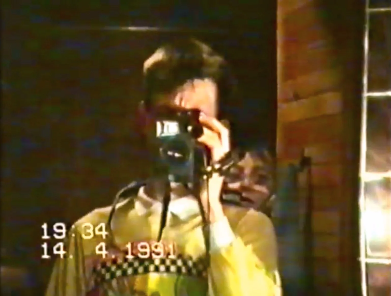 Krzysztof Piegza z kamerą Philips VHS-C 14 kwietnia 1991 roku