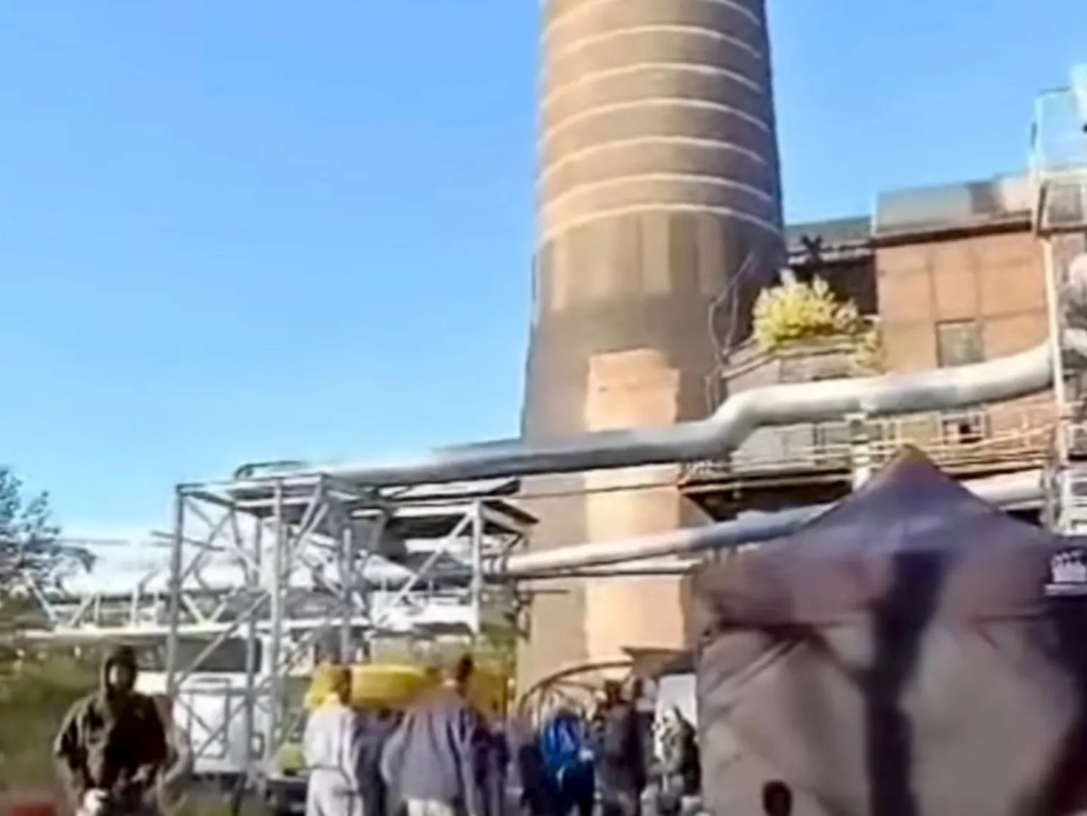 Zakład przemysłowy z instalacjami i kominem