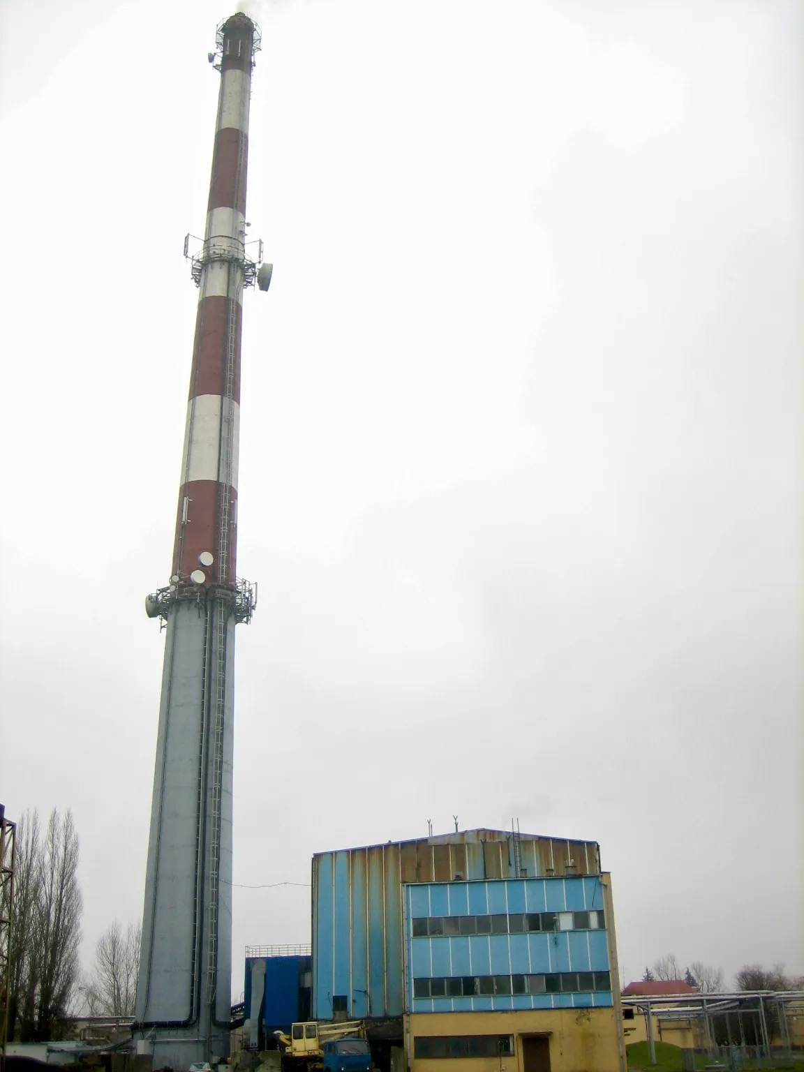 Wysoki komin przemysłowy z instalacjami telekomunikacyjnymi