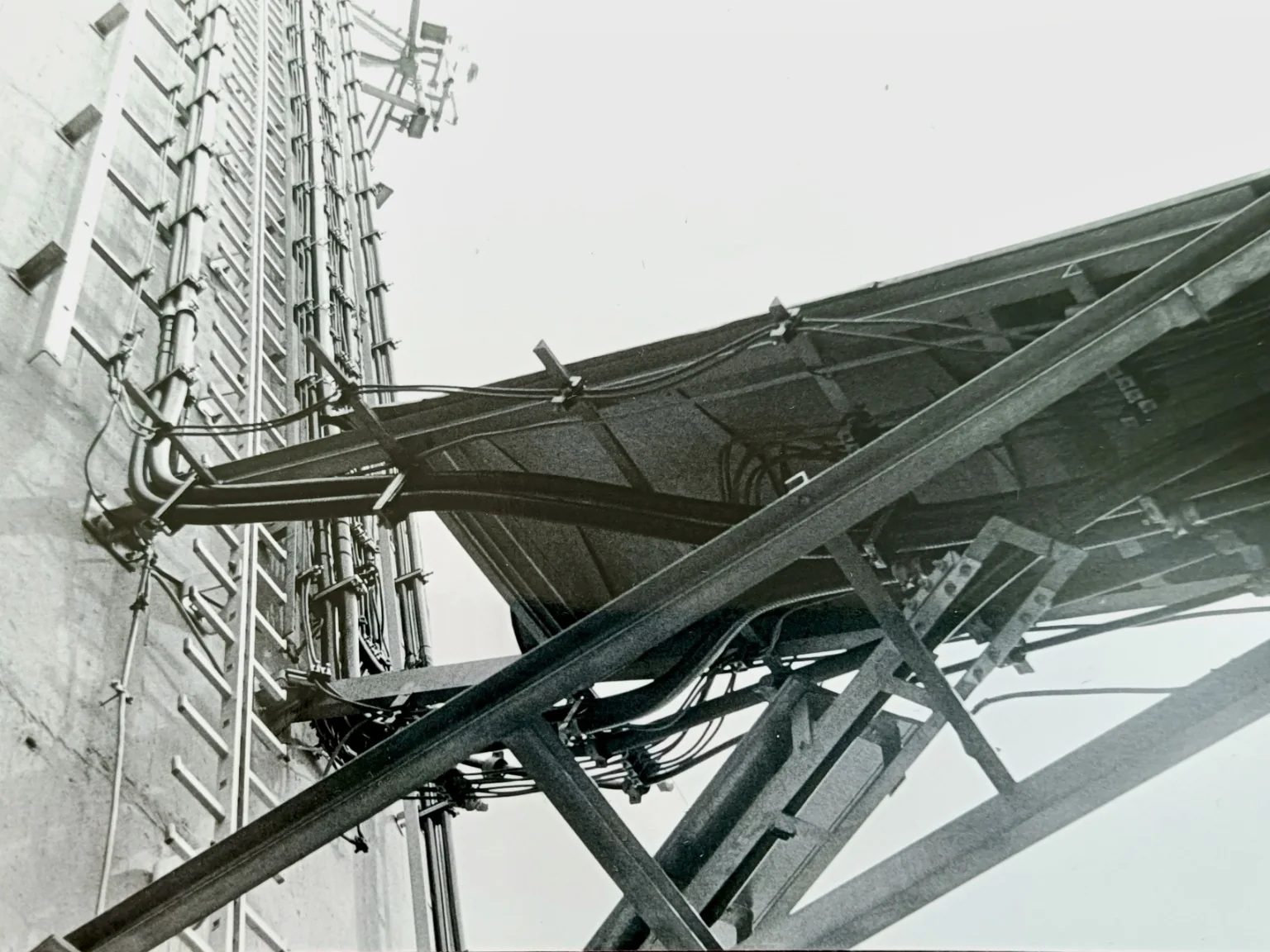 Konstrukcja antenowa i okablowanie na wieży telekomunikacyjnej