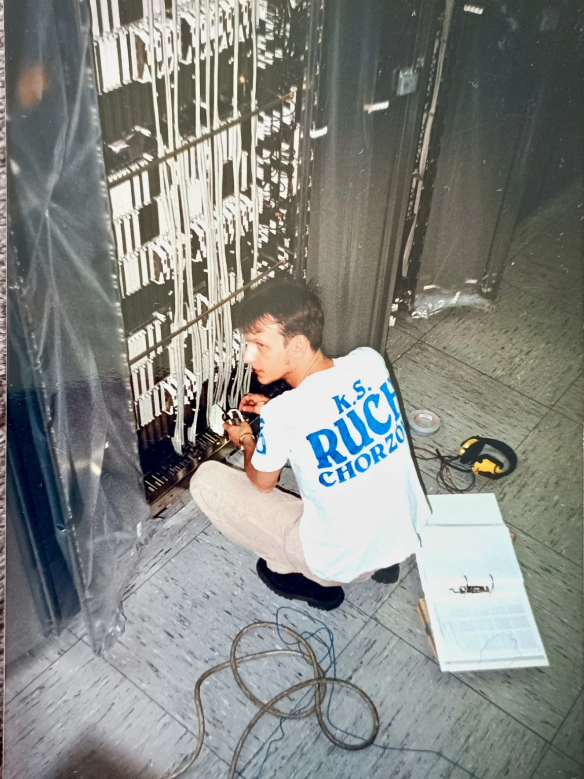 Krzysztof Piegza podczas pracy przy centrali telefonicznej w latach 90.