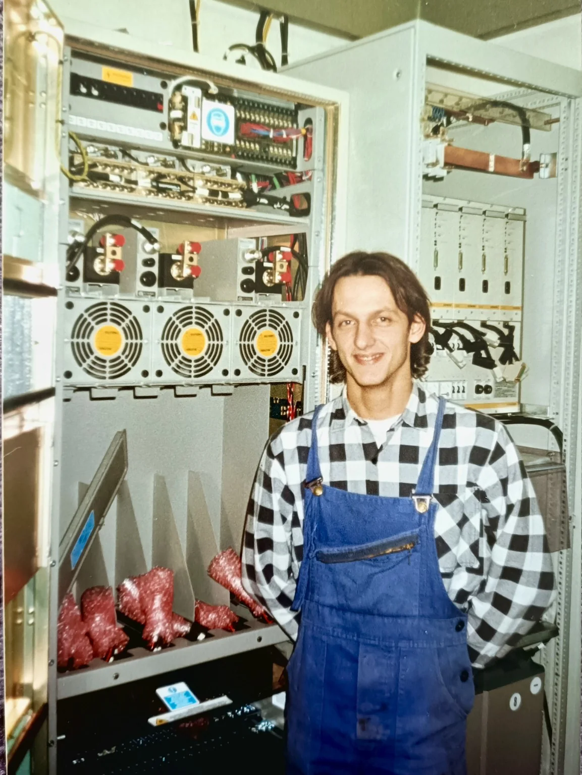 Krzysztof Piegza przy szafie urządzeń telekomunikacyjnych